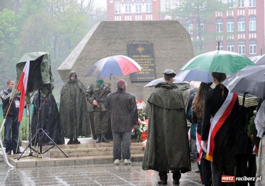 Zdjęcie w galerii na portalu naszraciborz.pl: Święto 3 V: Patrioci w strugach deszczu wiadomości z regionu