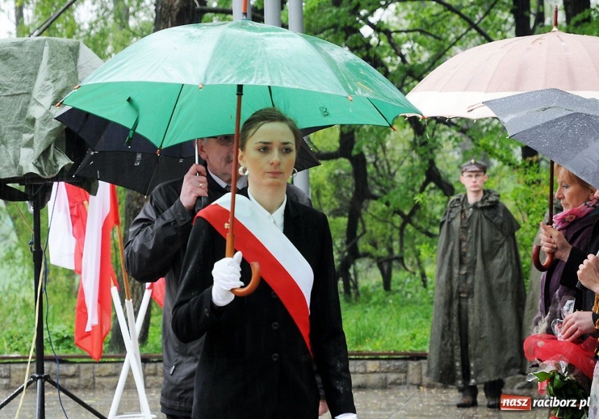 Zdjęcie w galerii na portalu naszraciborz.pl: Święto 3 V: Patrioci w strugach deszczu wiadomości z regionu
