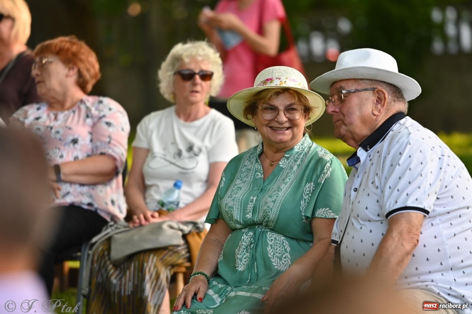 Zdjęcie w galerii na portalu naszraciborz.pl: Grupa Bez Nazwy zagrała w ogrodzie kultury Strzechy wiadomości z regionu