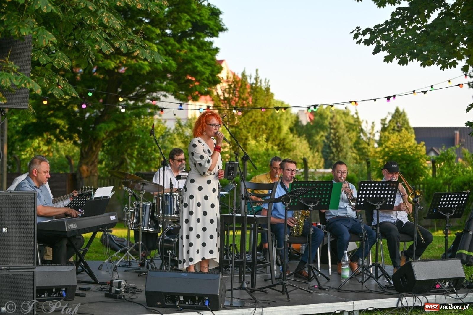 Zdjęcie w galerii na portalu naszraciborz.pl: Grupa Bez Nazwy zagrała w ogrodzie kultury Strzechy wiadomości z regionu