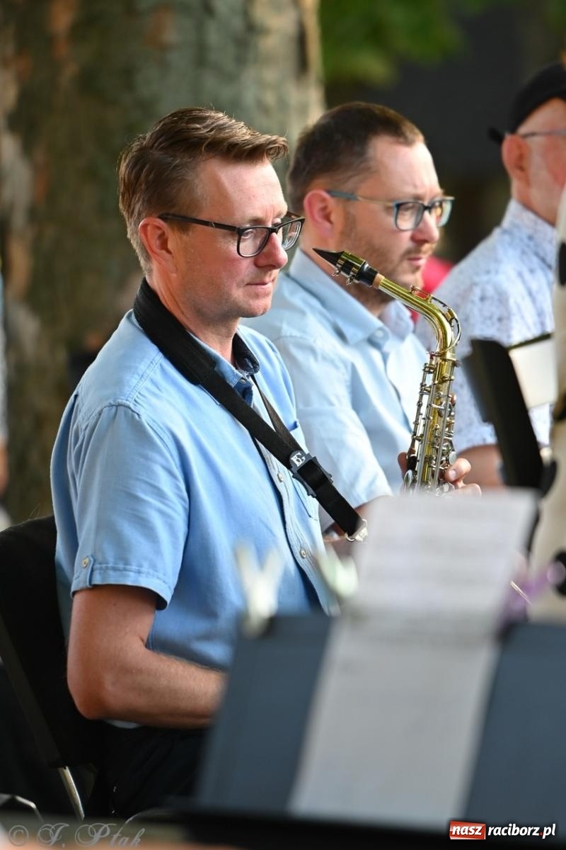 Zdjęcie w galerii na portalu naszraciborz.pl: Grupa Bez Nazwy zagrała w ogrodzie kultury Strzechy wiadomości z regionu