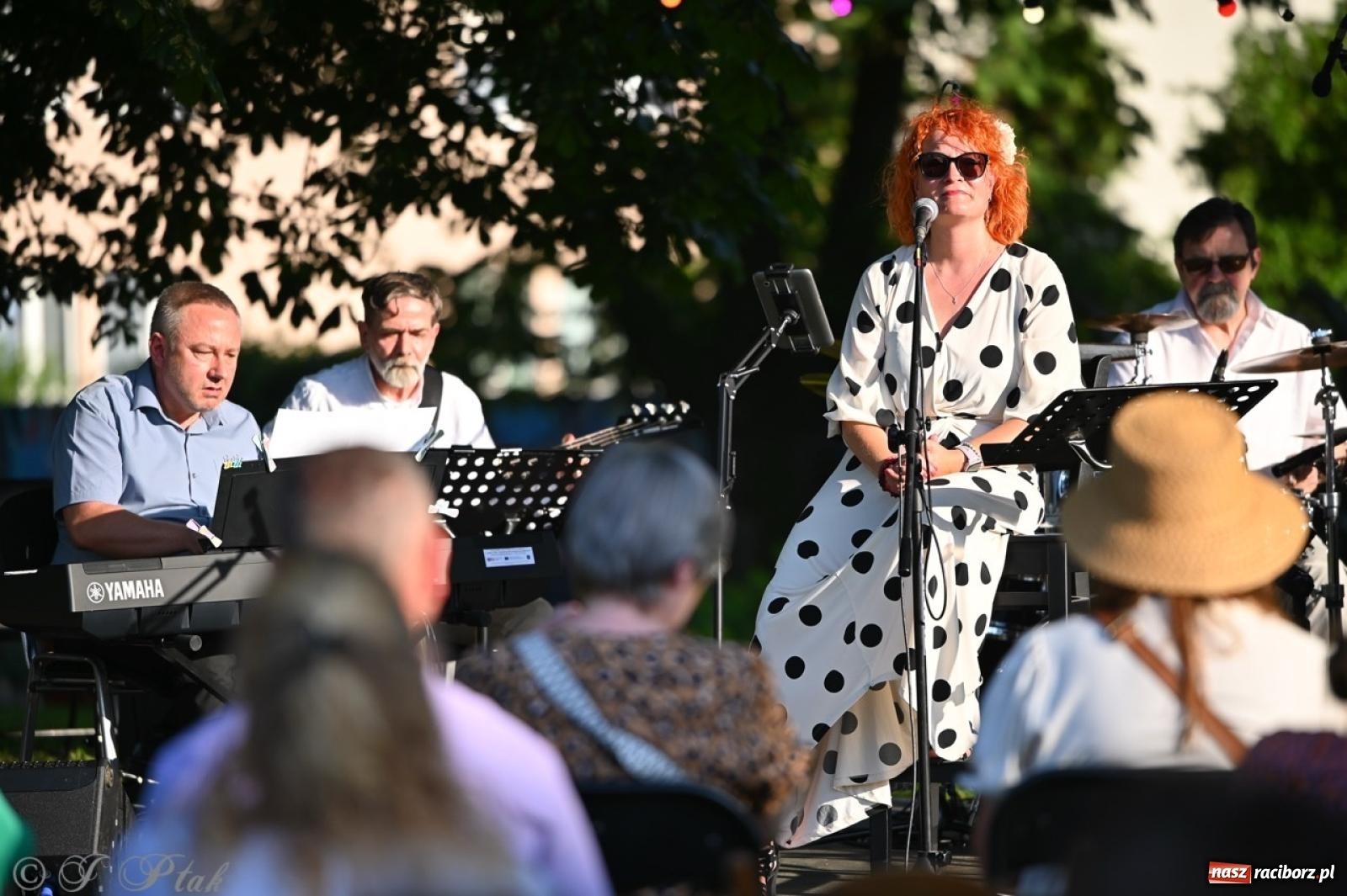 Zdjęcie w galerii na portalu naszraciborz.pl: Grupa Bez Nazwy zagrała w ogrodzie kultury Strzechy wiadomości z regionu