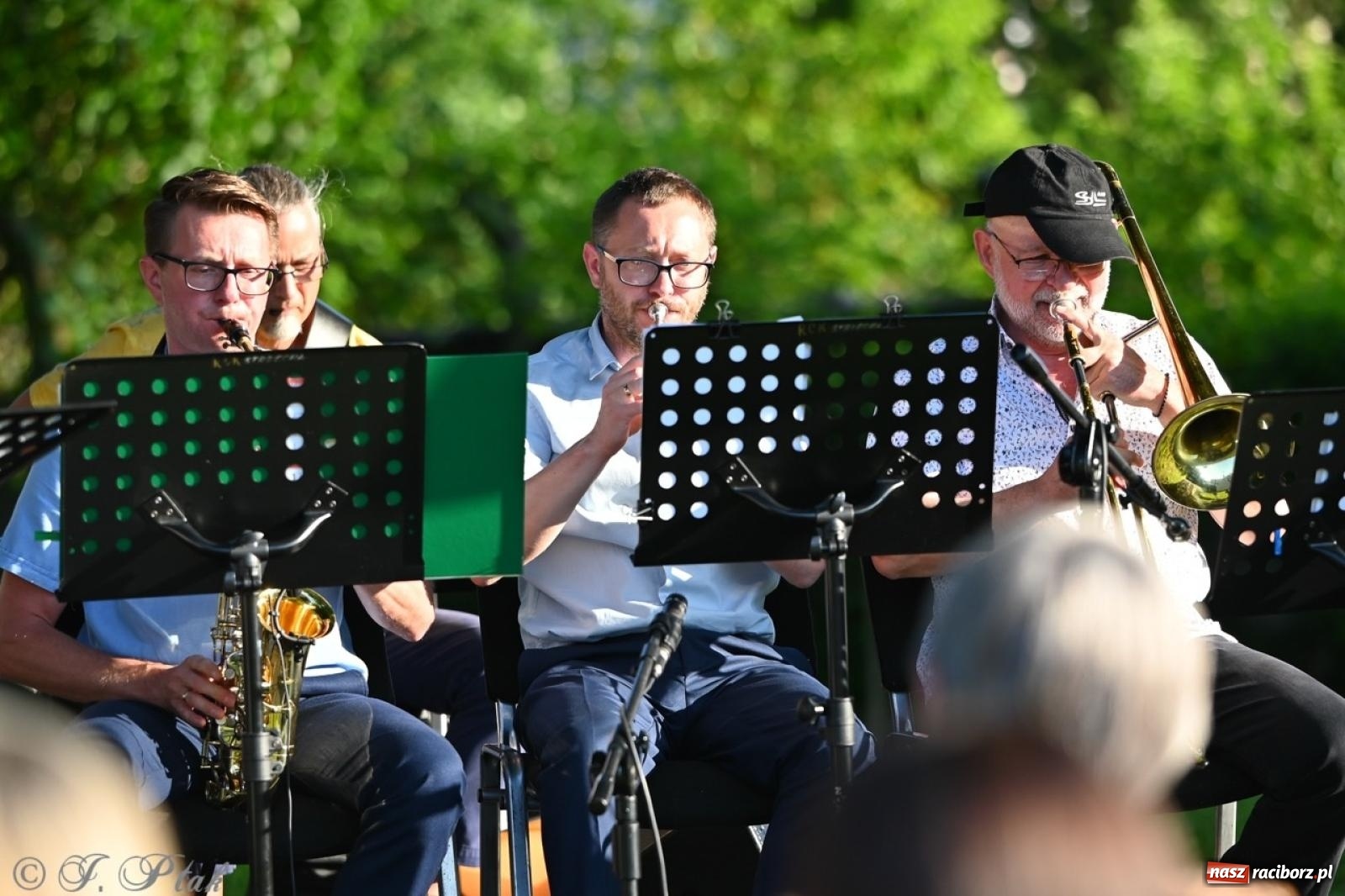 Zdjęcie w galerii na portalu naszraciborz.pl: Grupa Bez Nazwy zagrała w ogrodzie kultury Strzechy wiadomości z regionu