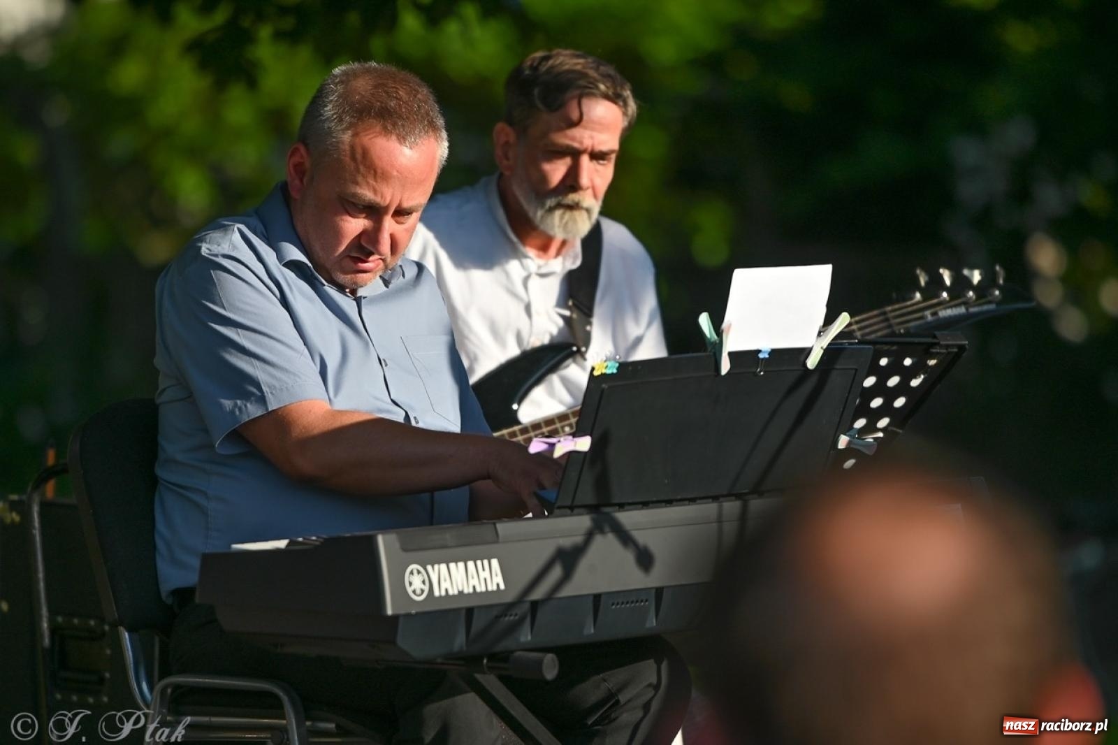 Zdjęcie w galerii na portalu naszraciborz.pl: Grupa Bez Nazwy zagrała w ogrodzie kultury Strzechy wiadomości z regionu
