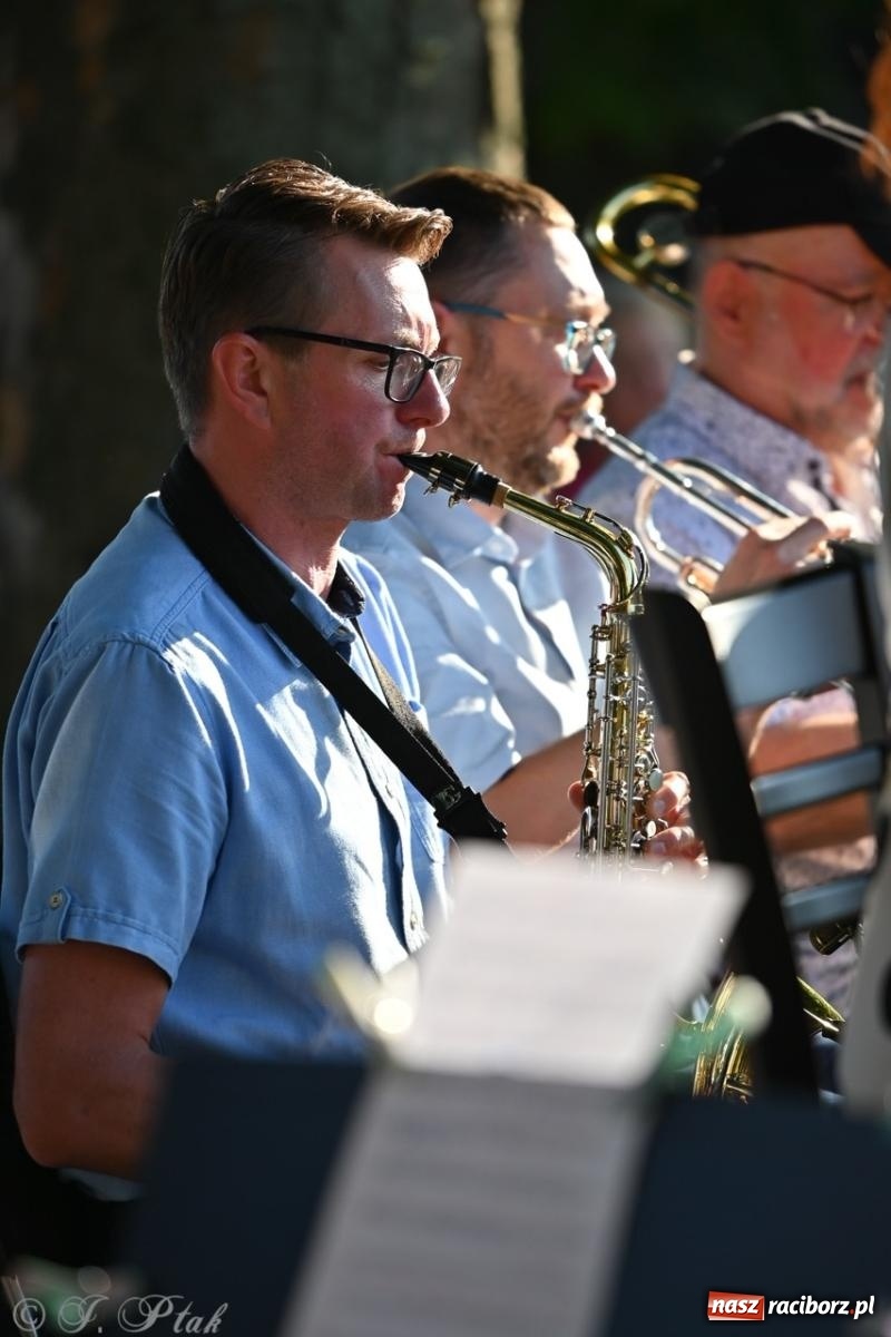 Zdjęcie w galerii na portalu naszraciborz.pl: Grupa Bez Nazwy zagrała w ogrodzie kultury Strzechy wiadomości z regionu