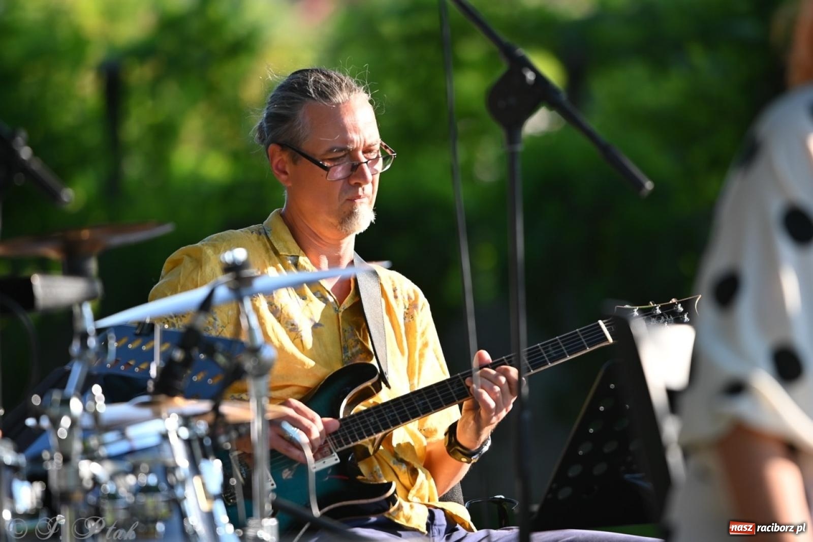 Zdjęcie w galerii na portalu naszraciborz.pl: Grupa Bez Nazwy zagrała w ogrodzie kultury Strzechy wiadomości z regionu