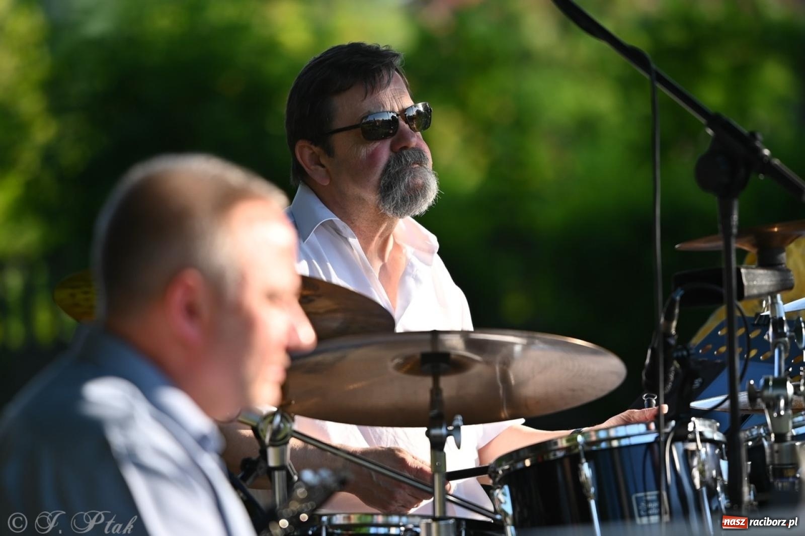 Zdjęcie w galerii na portalu naszraciborz.pl: Grupa Bez Nazwy zagrała w ogrodzie kultury Strzechy wiadomości z regionu