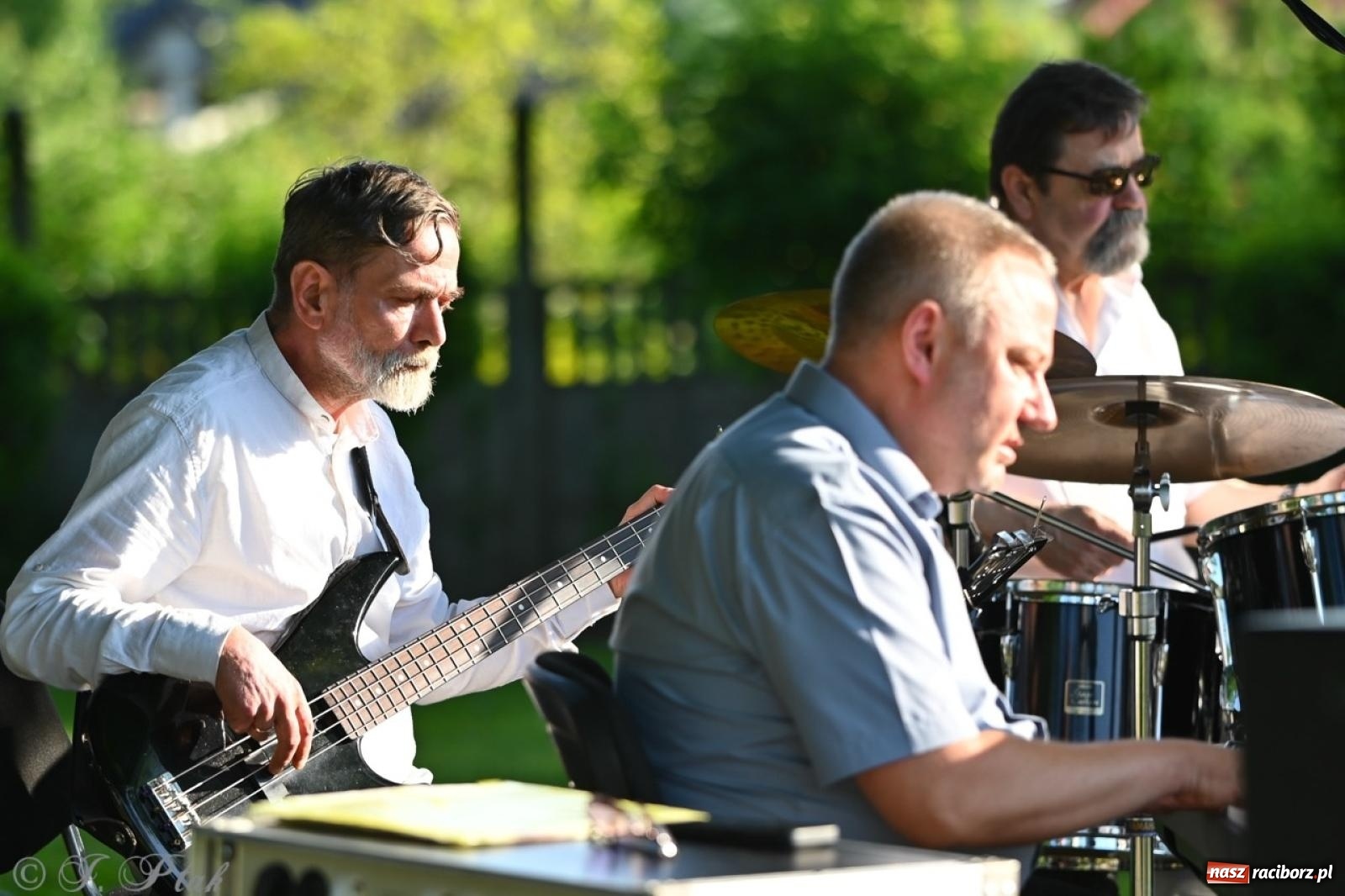 Zdjęcie w galerii na portalu naszraciborz.pl: Grupa Bez Nazwy zagrała w ogrodzie kultury Strzechy wiadomości z regionu