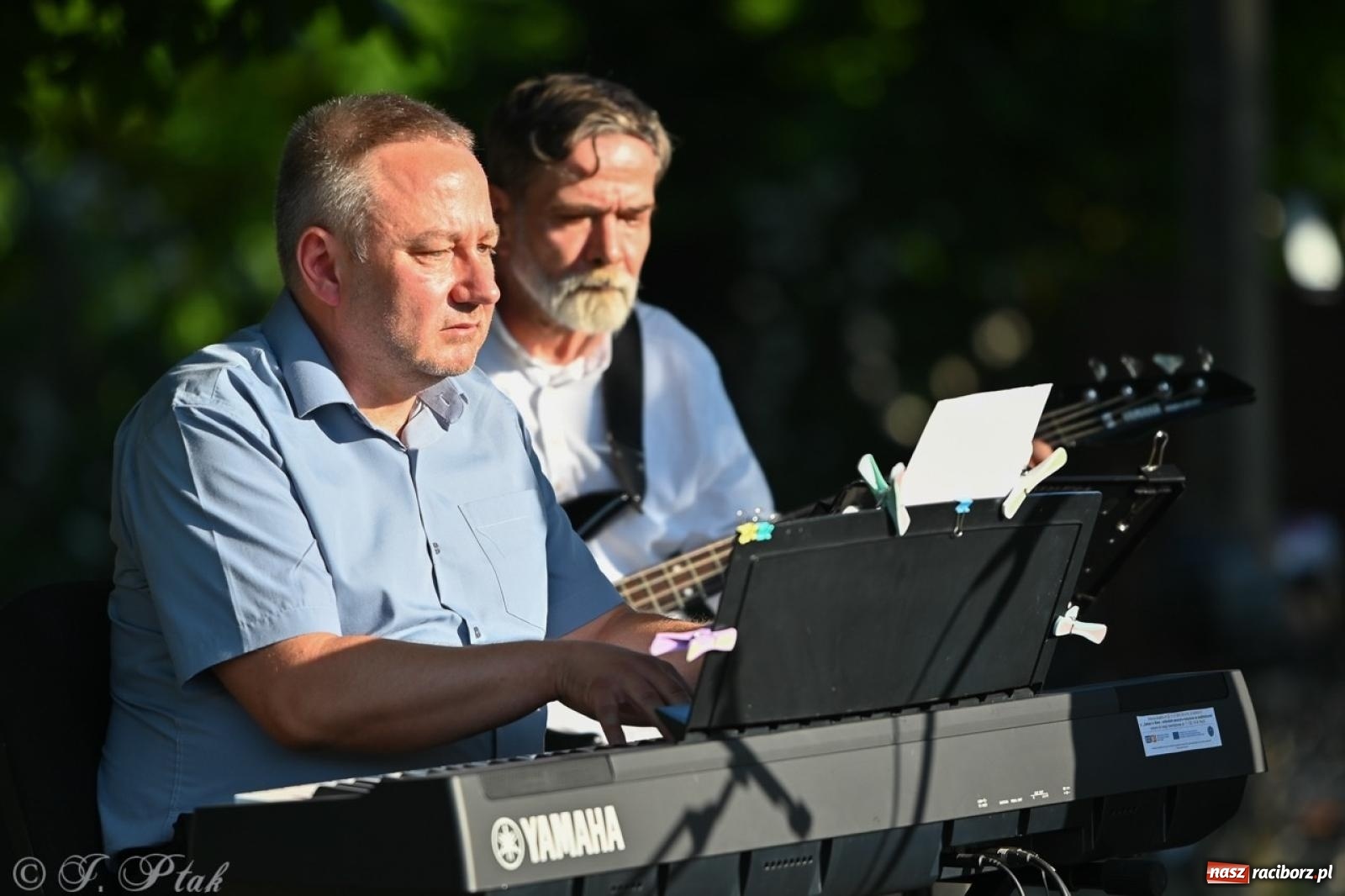 Zdjęcie w galerii na portalu naszraciborz.pl: Grupa Bez Nazwy zagrała w ogrodzie kultury Strzechy wiadomości z regionu