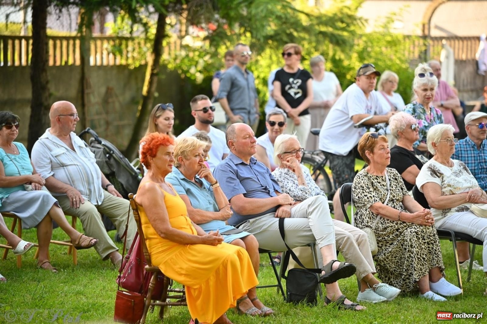 Zdjęcie w galerii na portalu naszraciborz.pl: Grupa Bez Nazwy zagrała w ogrodzie kultury Strzechy wiadomości z regionu