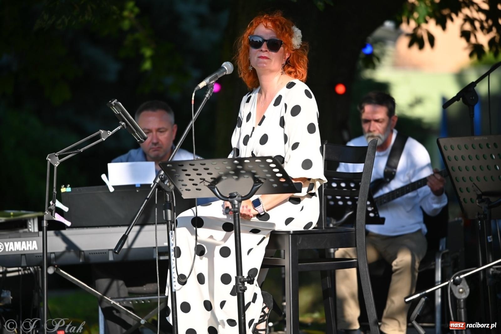 Zdjęcie w galerii na portalu naszraciborz.pl: Grupa Bez Nazwy zagrała w ogrodzie kultury Strzechy wiadomości z regionu