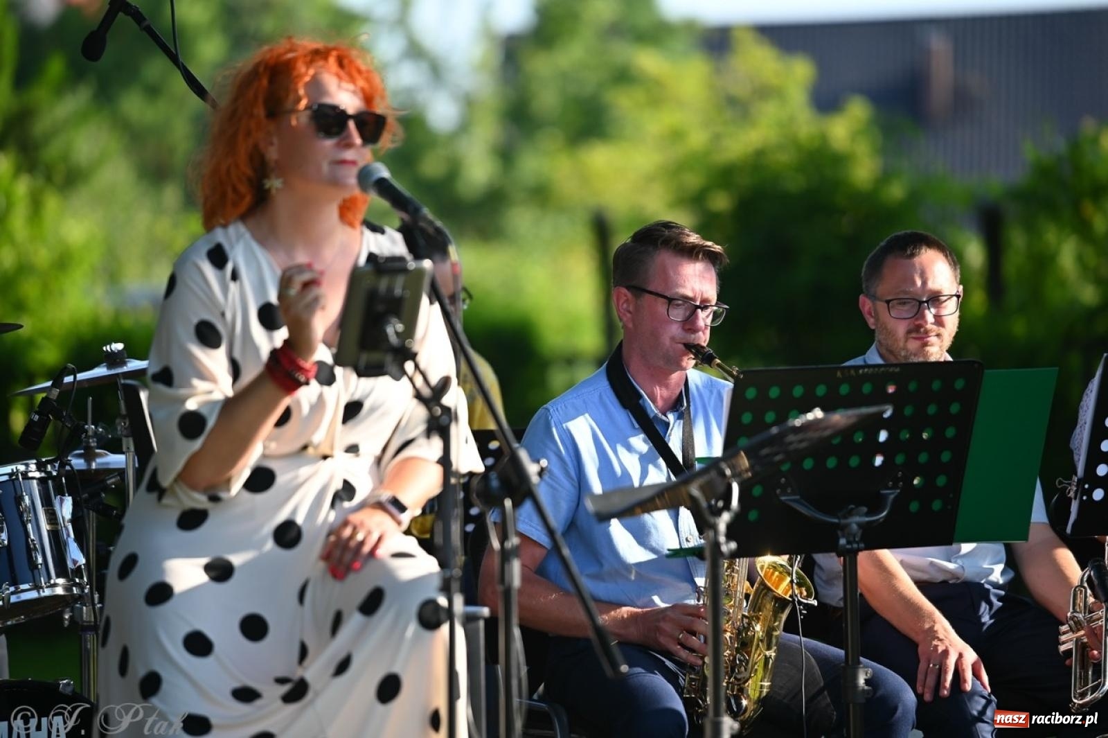 Zdjęcie w galerii na portalu naszraciborz.pl: Grupa Bez Nazwy zagrała w ogrodzie kultury Strzechy wiadomości z regionu