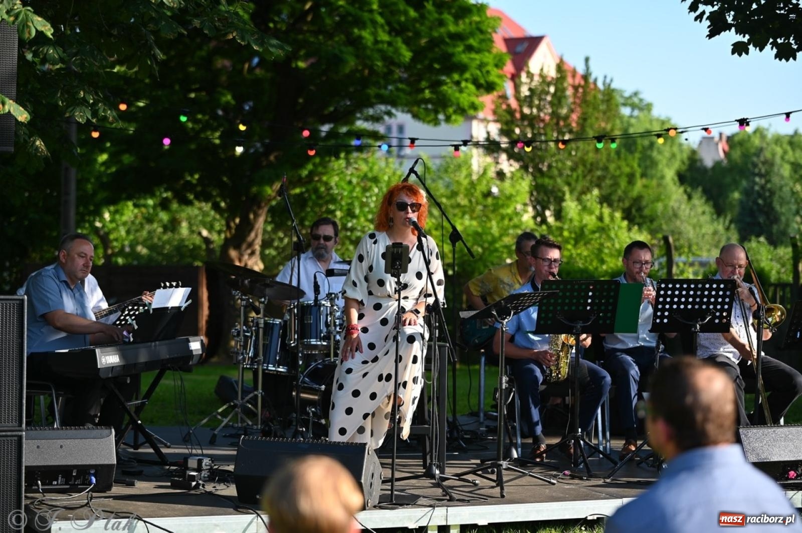 Zdjęcie w galerii na portalu naszraciborz.pl: Grupa Bez Nazwy zagrała w ogrodzie kultury Strzechy wiadomości z regionu