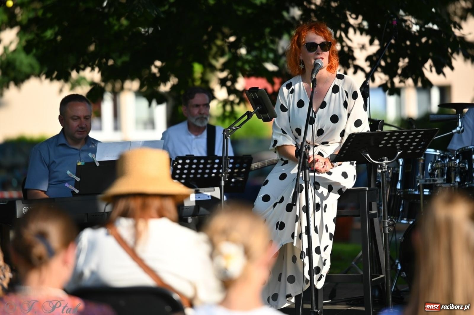 Zdjęcie w galerii na portalu naszraciborz.pl: Grupa Bez Nazwy zagrała w ogrodzie kultury Strzechy wiadomości z regionu
