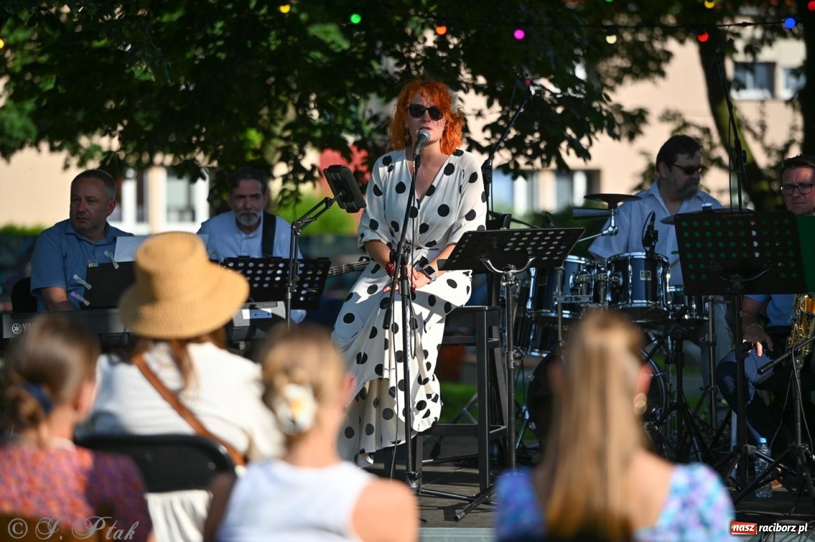 Zdjęcie w galerii na portalu naszraciborz.pl: Grupa Bez Nazwy zagrała w ogrodzie kultury Strzechy wiadomości z regionu