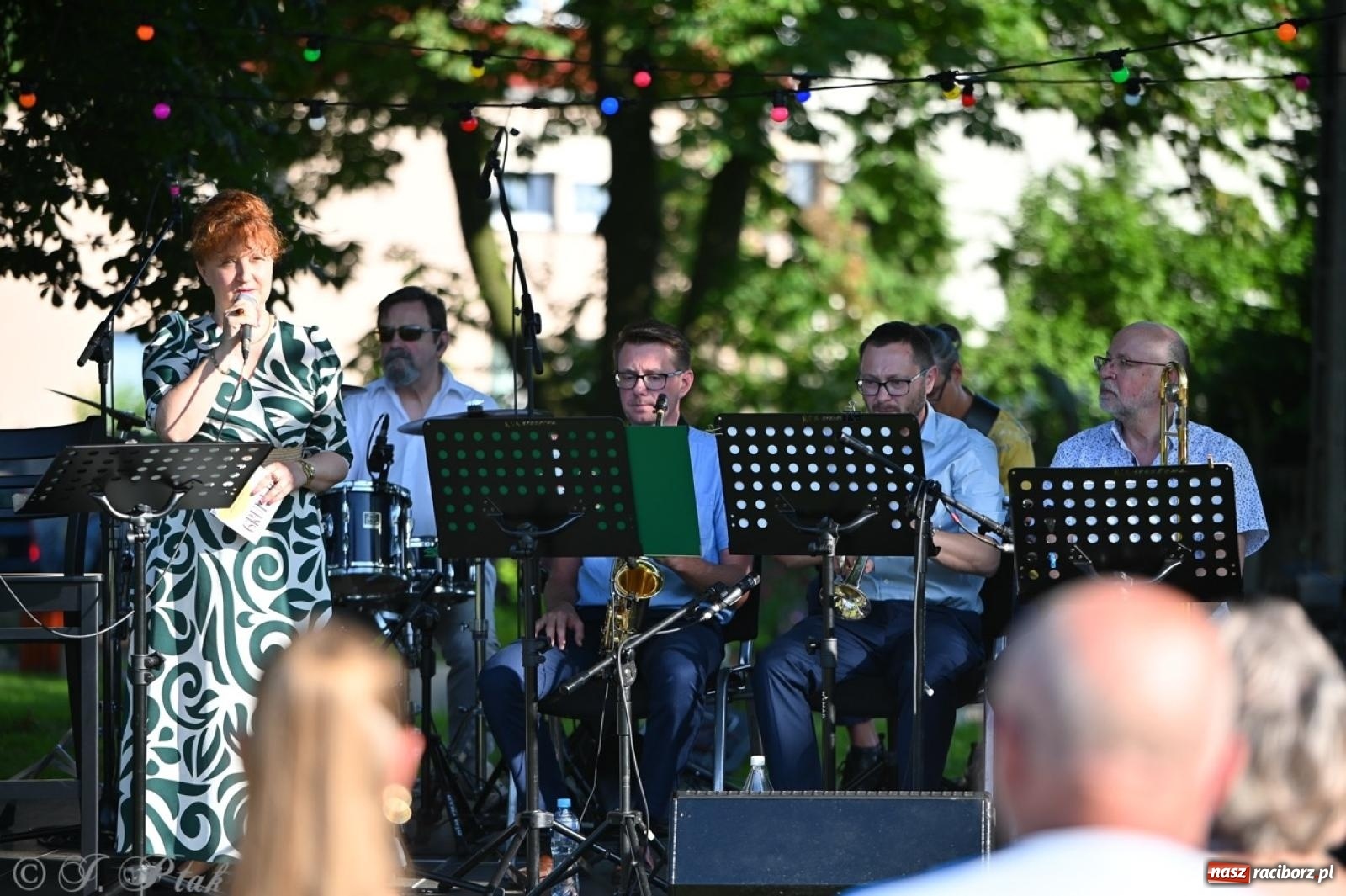 Zdjęcie w galerii na portalu naszraciborz.pl: Grupa Bez Nazwy zagrała w ogrodzie kultury Strzechy wiadomości z regionu