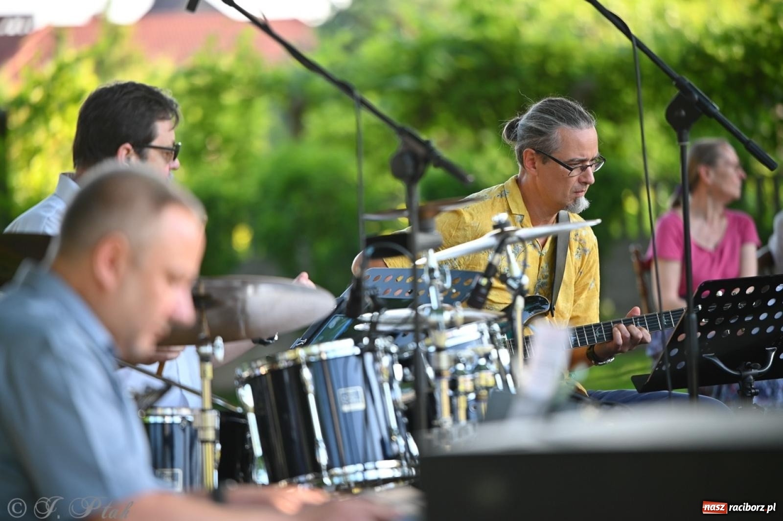 Zdjęcie w galerii na portalu naszraciborz.pl: Grupa Bez Nazwy zagrała w ogrodzie kultury Strzechy wiadomości z regionu