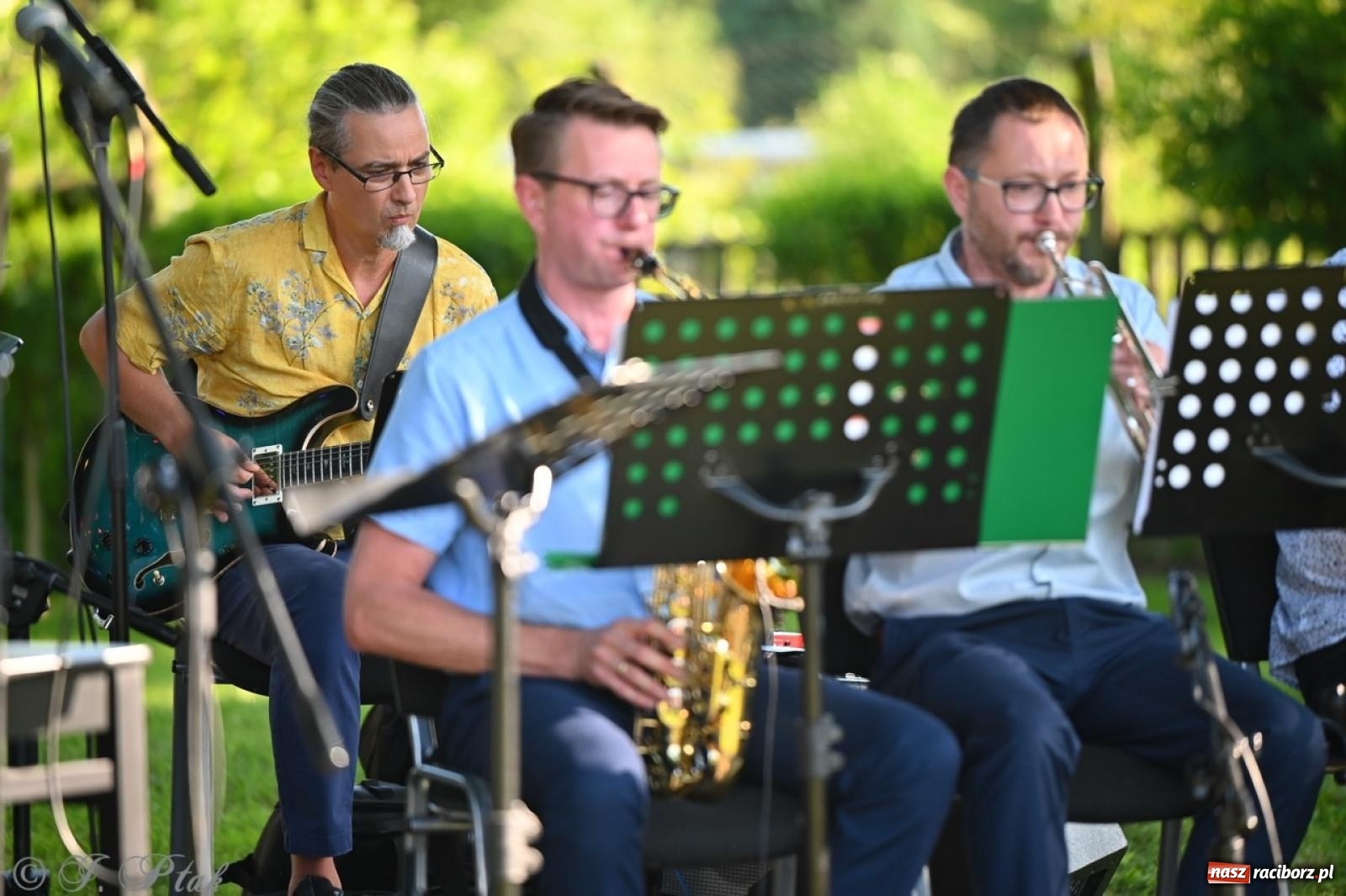 Zdjęcie w galerii na portalu naszraciborz.pl: Grupa Bez Nazwy zagrała w ogrodzie kultury Strzechy wiadomości z regionu