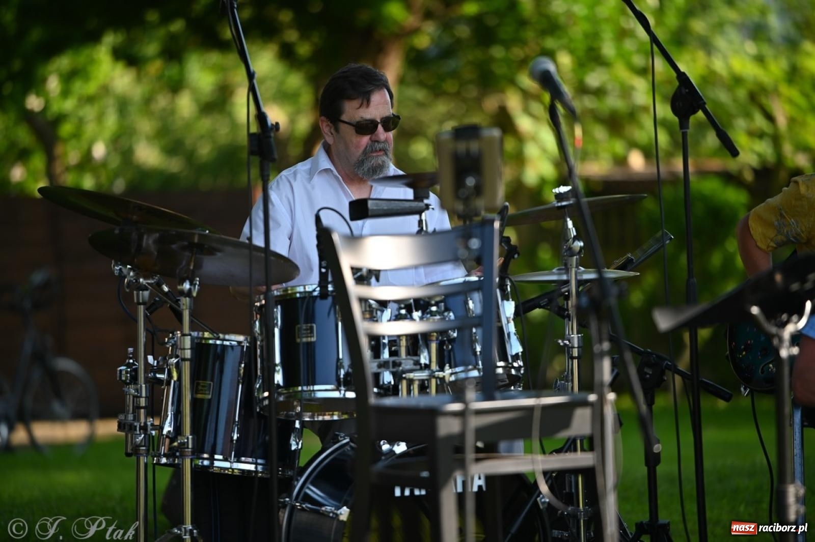Zdjęcie w galerii na portalu naszraciborz.pl: Grupa Bez Nazwy zagrała w ogrodzie kultury Strzechy wiadomości z regionu