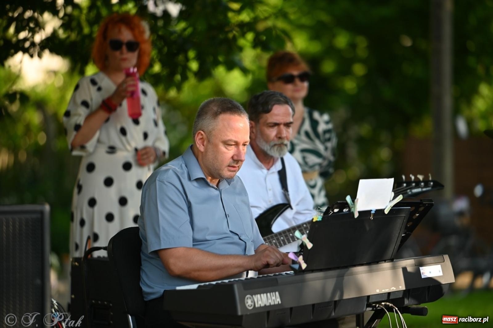 Zdjęcie w galerii na portalu naszraciborz.pl: Grupa Bez Nazwy zagrała w ogrodzie kultury Strzechy wiadomości z regionu