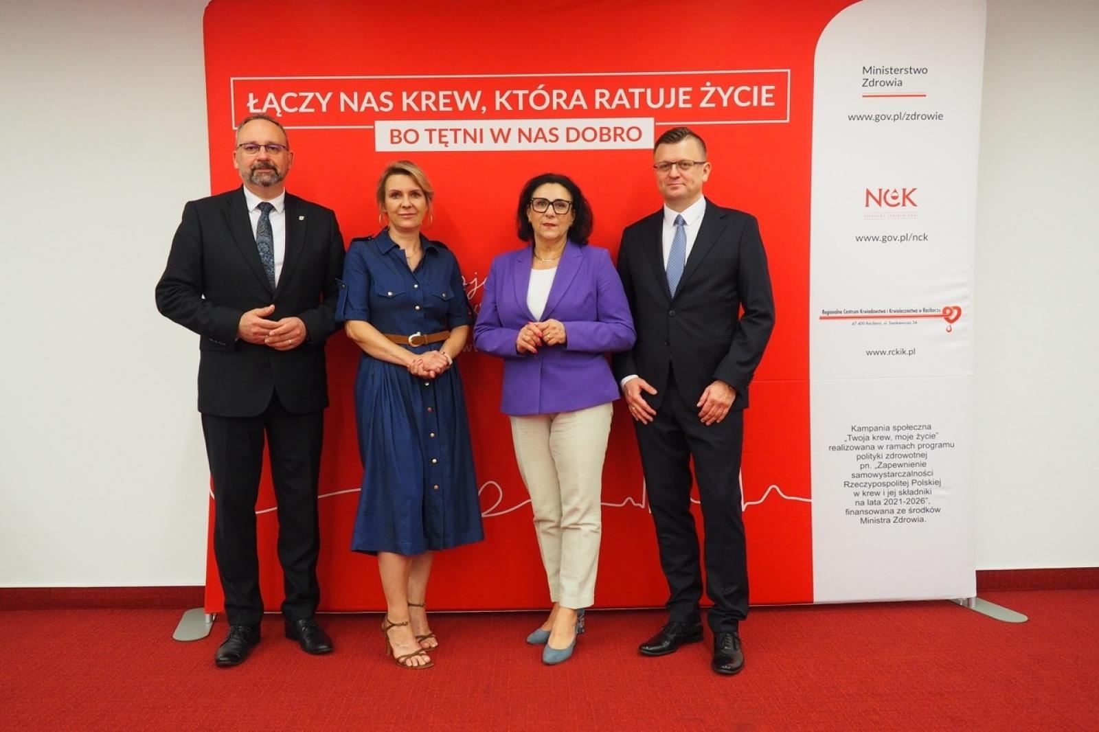 Zdjęcie w galerii na portalu naszraciborz.pl: Kropla odwagi, litry nadziei. Krwiodawcy z regionu uhonorowani przez Ministra Zdrowia wiadomości z regionu