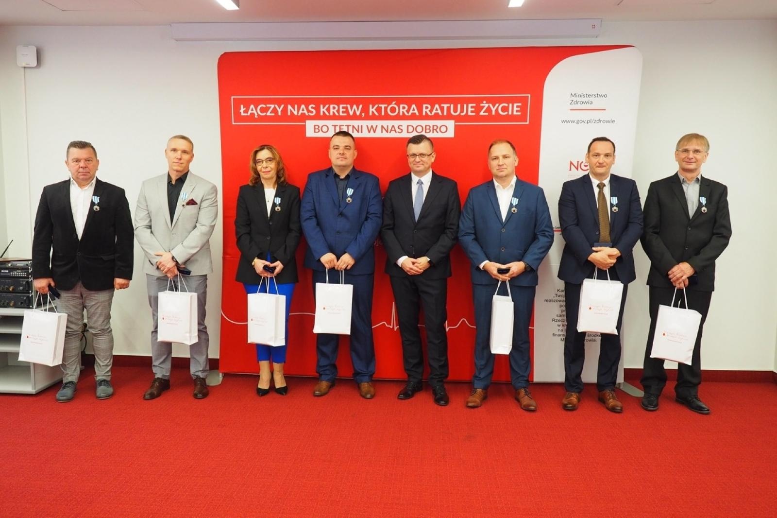 Zdjęcie w galerii na portalu naszraciborz.pl: Kropla odwagi, litry nadziei. Krwiodawcy z regionu uhonorowani przez Ministra Zdrowia wiadomości z regionu