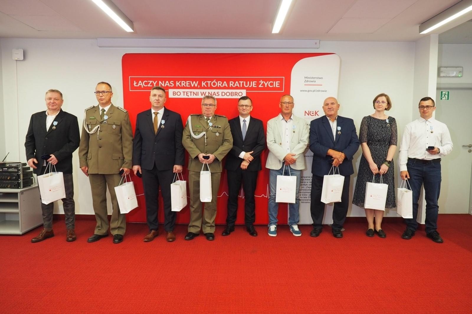 Zdjęcie w galerii na portalu naszraciborz.pl: Kropla odwagi, litry nadziei. Krwiodawcy z regionu uhonorowani przez Ministra Zdrowia wiadomości z regionu