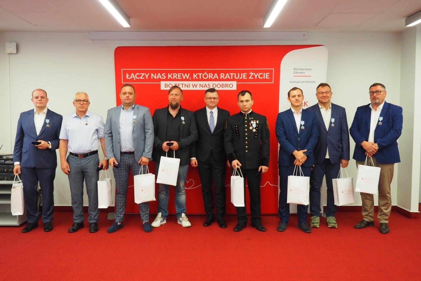 Zdjęcie w galerii na portalu naszraciborz.pl: Kropla odwagi, litry nadziei. Krwiodawcy z regionu uhonorowani przez Ministra Zdrowia wiadomości z regionu