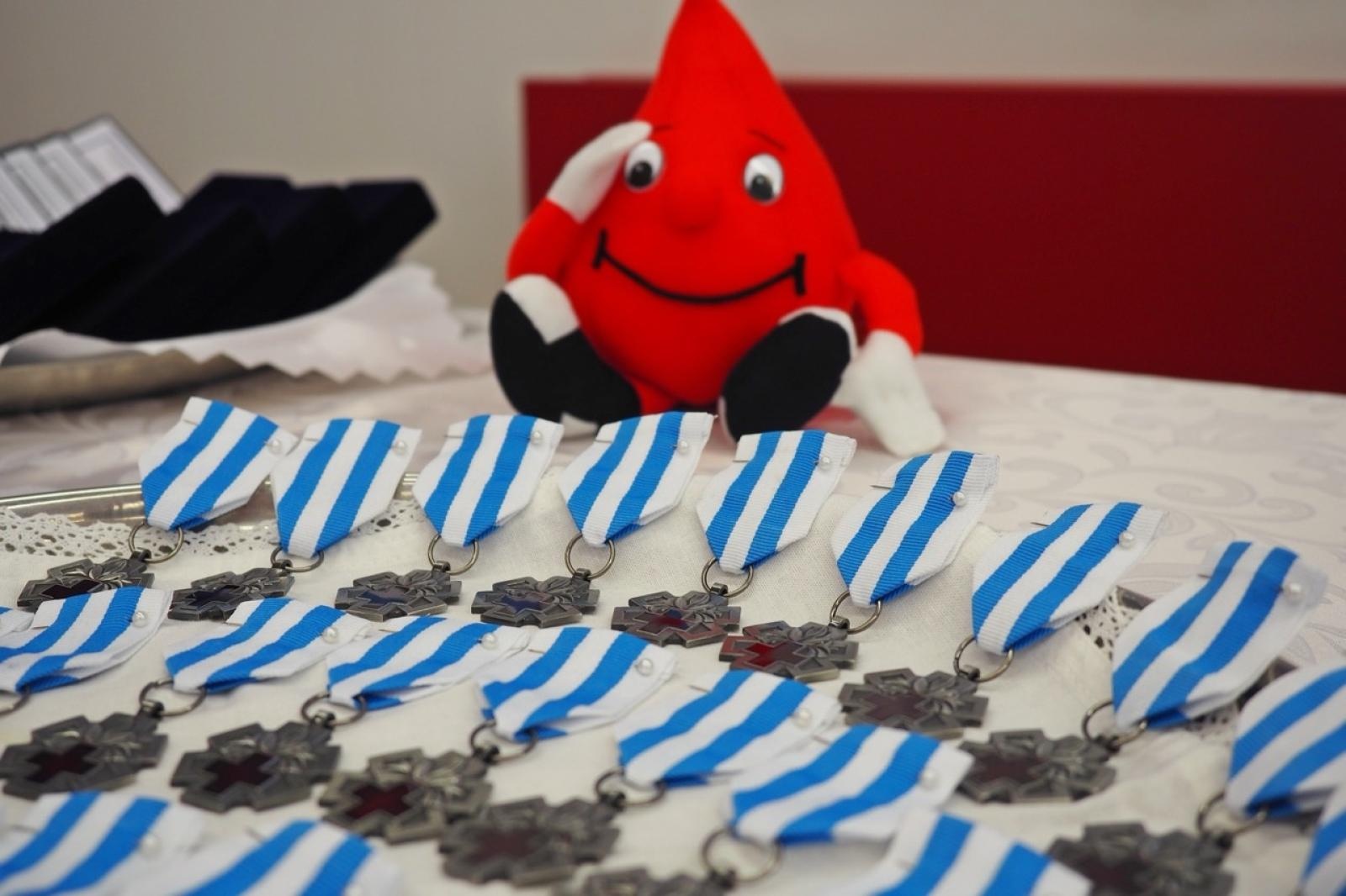 Zdjęcie w galerii na portalu naszraciborz.pl: Kropla odwagi, litry nadziei. Krwiodawcy z regionu uhonorowani przez Ministra Zdrowia wiadomości z regionu