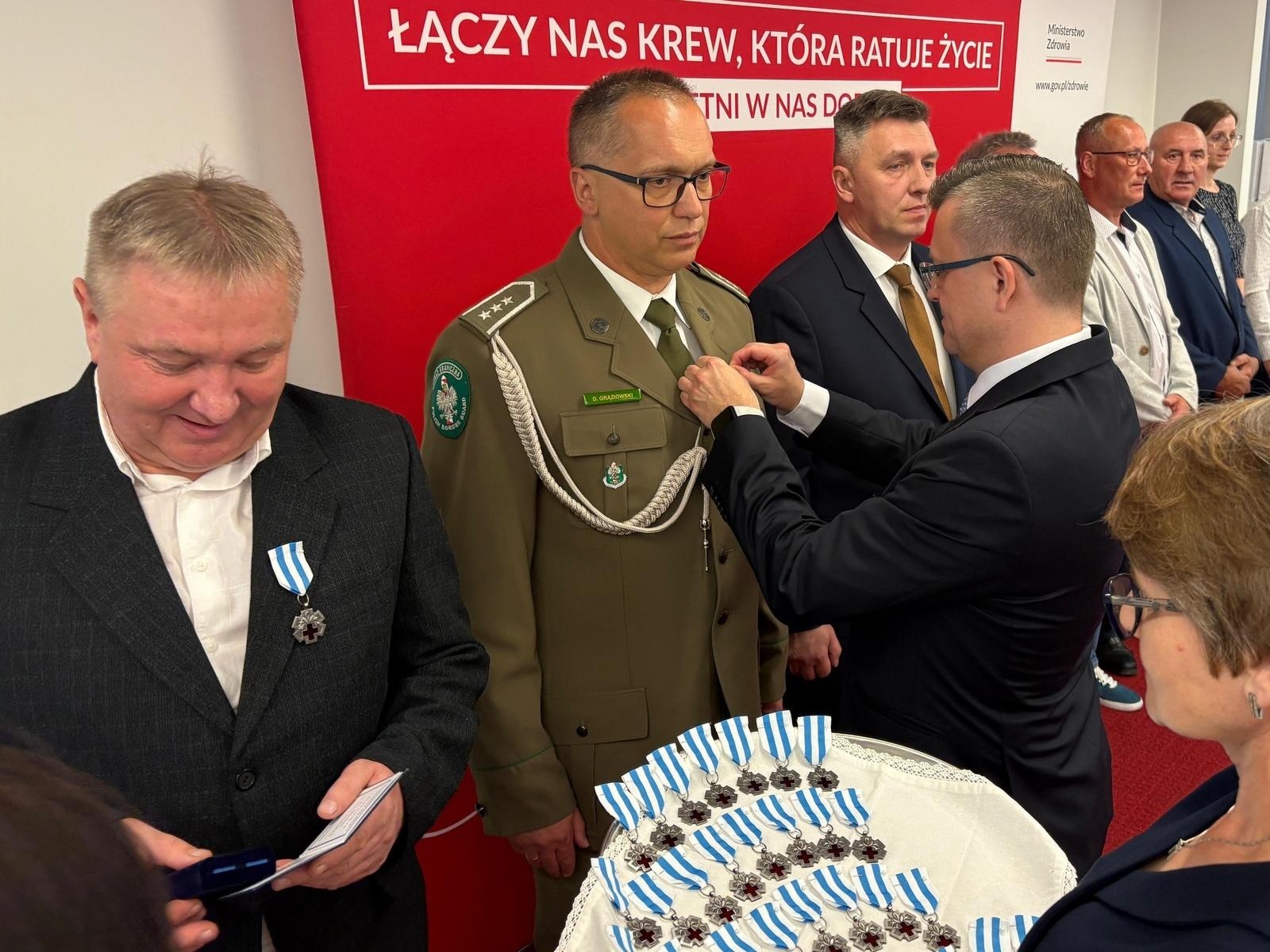 Zdjęcie w galerii na portalu naszraciborz.pl: Strażnicy graniczni w gronie uhonorowanych Krwiodawców – odznaka za zasługi dla zdrowia narodu wiadomości z regionu