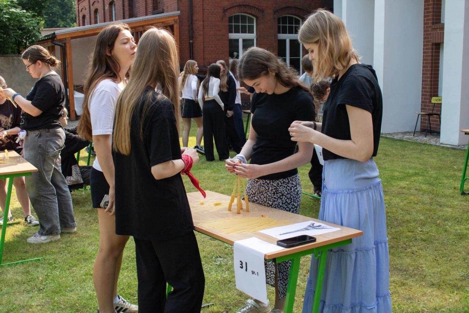 Zdjęcie w galerii na portalu naszraciborz.pl: Baguette et pirouette – piknik frankofoński w ZSO nr 1 w Raciborzu wiadomości z regionu