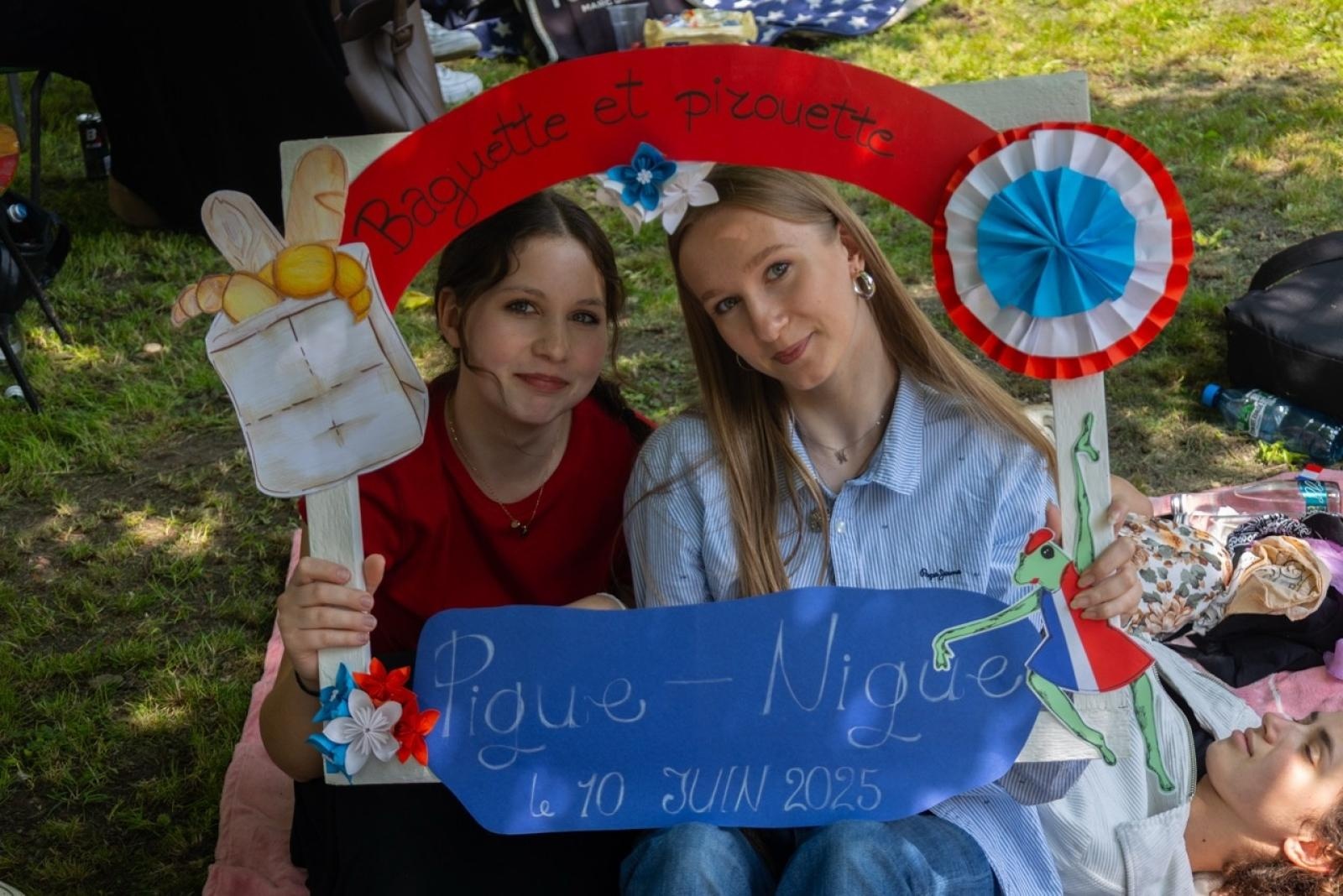 Zdjęcie w galerii na portalu naszraciborz.pl: Baguette et pirouette – piknik frankofoński w ZSO nr 1 w Raciborzu wiadomości z regionu