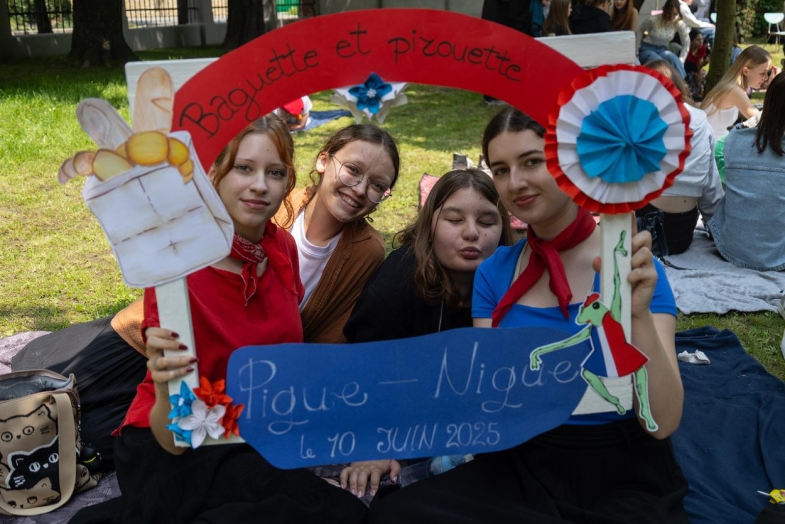 Zdjęcie w galerii na portalu naszraciborz.pl: Baguette et pirouette – piknik frankofoński w ZSO nr 1 w Raciborzu wiadomości z regionu