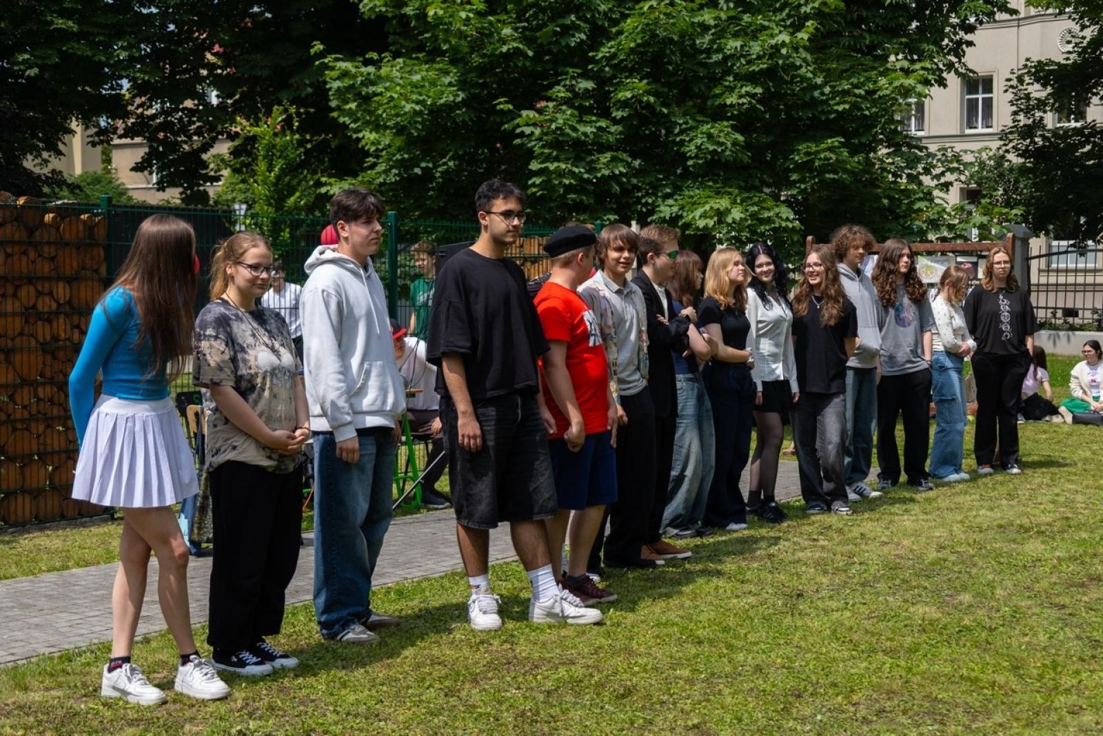Zdjęcie w galerii na portalu naszraciborz.pl: Baguette et pirouette – piknik frankofoński w ZSO nr 1 w Raciborzu wiadomości z regionu