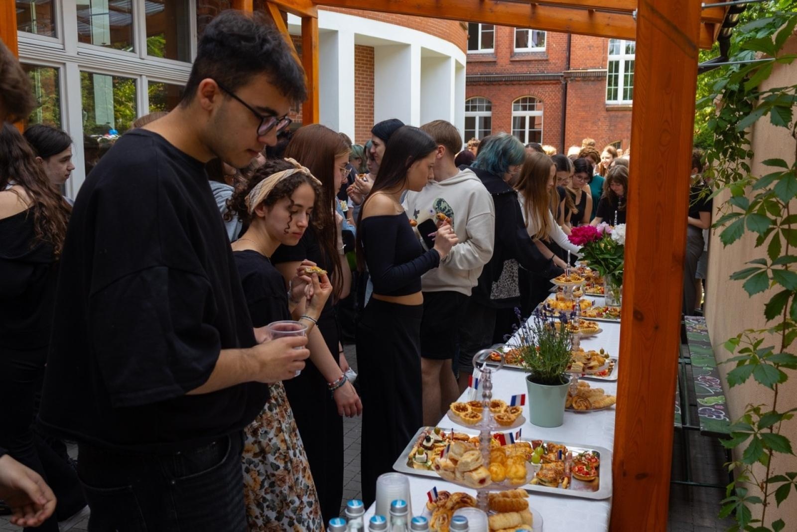 Zdjęcie w galerii na portalu naszraciborz.pl: Baguette et pirouette – piknik frankofoński w ZSO nr 1 w Raciborzu wiadomości z regionu