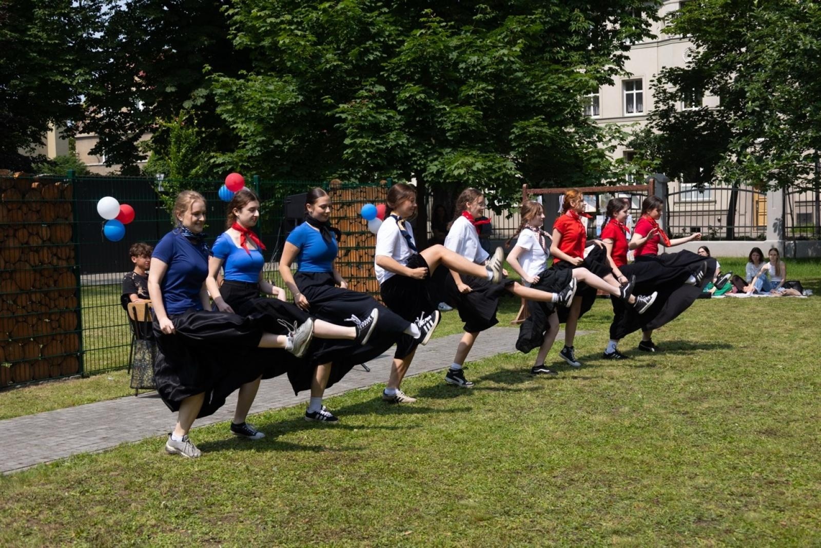 Zdjęcie w galerii na portalu naszraciborz.pl: Baguette et pirouette – piknik frankofoński w ZSO nr 1 w Raciborzu wiadomości z regionu