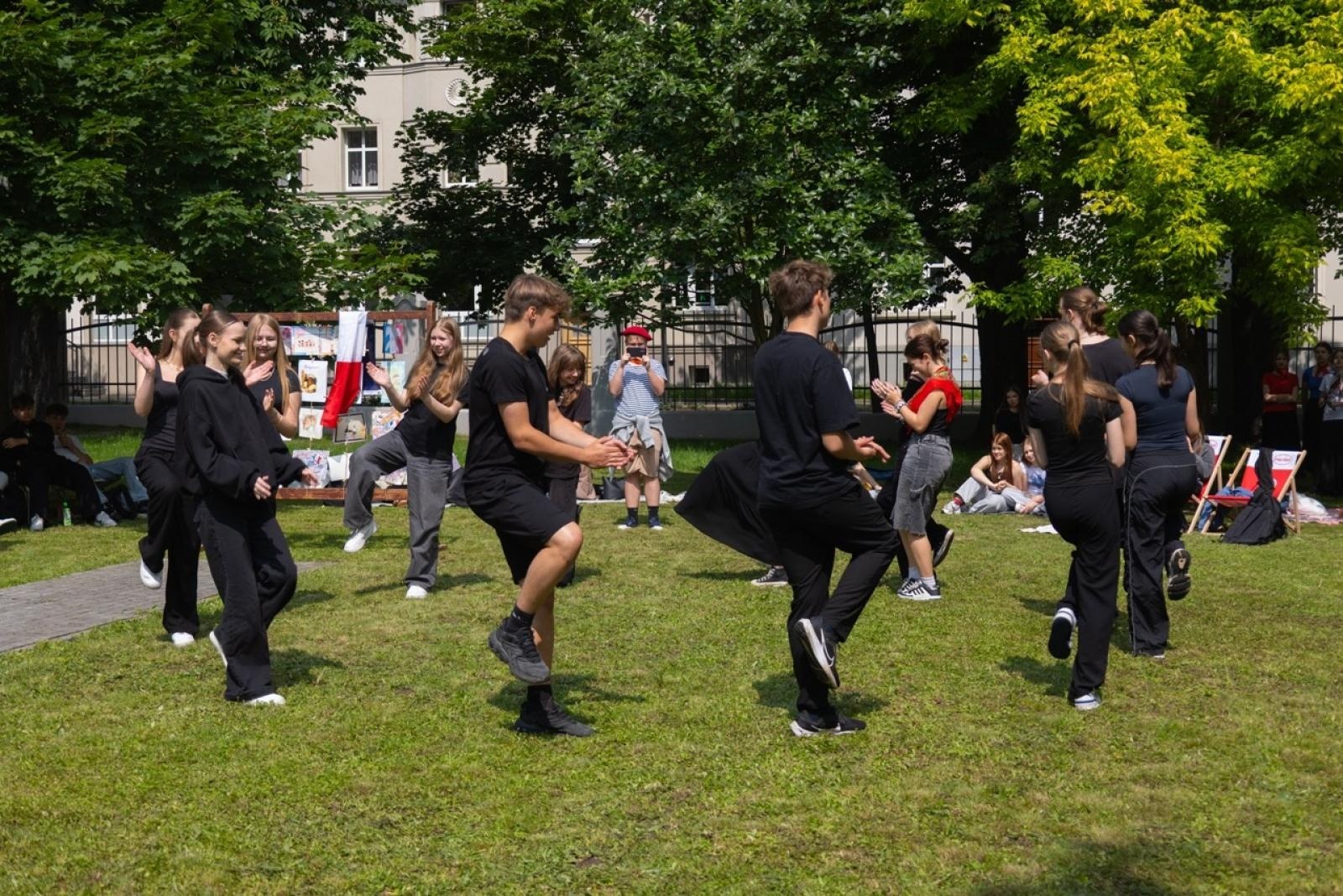 Zdjęcie w galerii na portalu naszraciborz.pl: Baguette et pirouette – piknik frankofoński w ZSO nr 1 w Raciborzu wiadomości z regionu