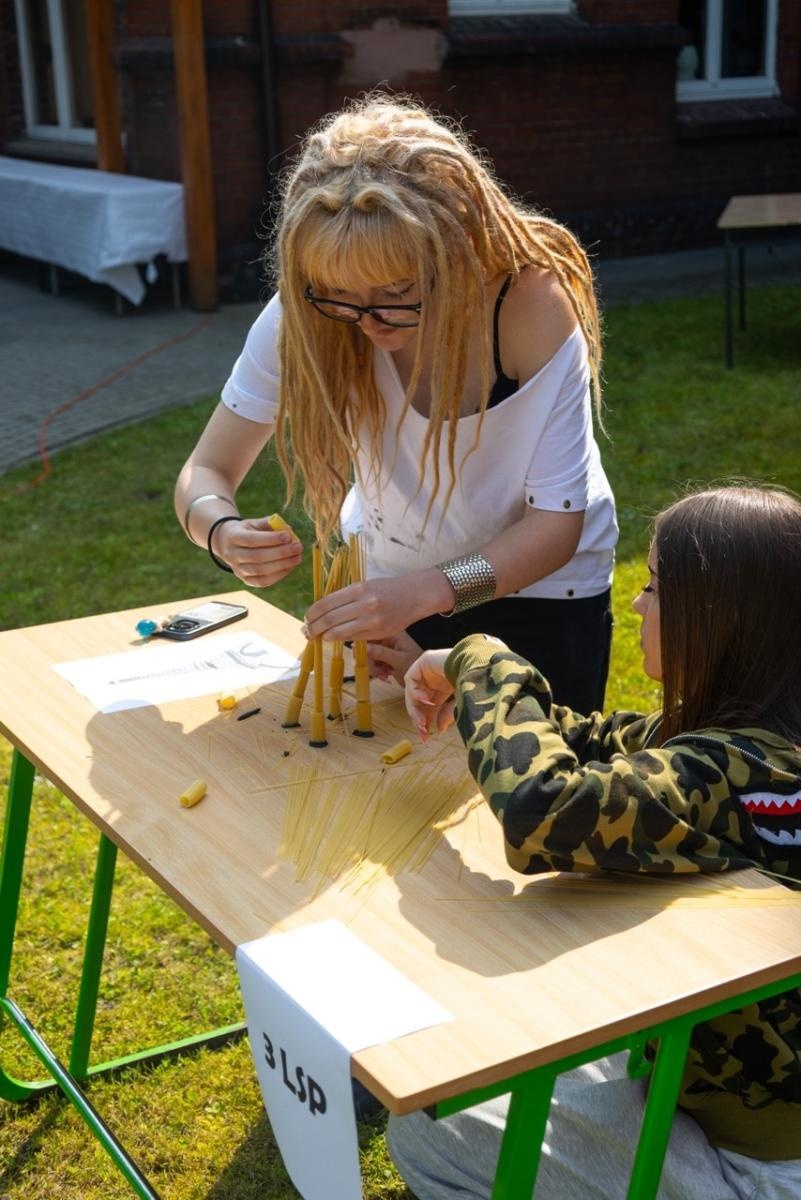 Zdjęcie w galerii na portalu naszraciborz.pl: Baguette et pirouette – piknik frankofoński w ZSO nr 1 w Raciborzu wiadomości z regionu
