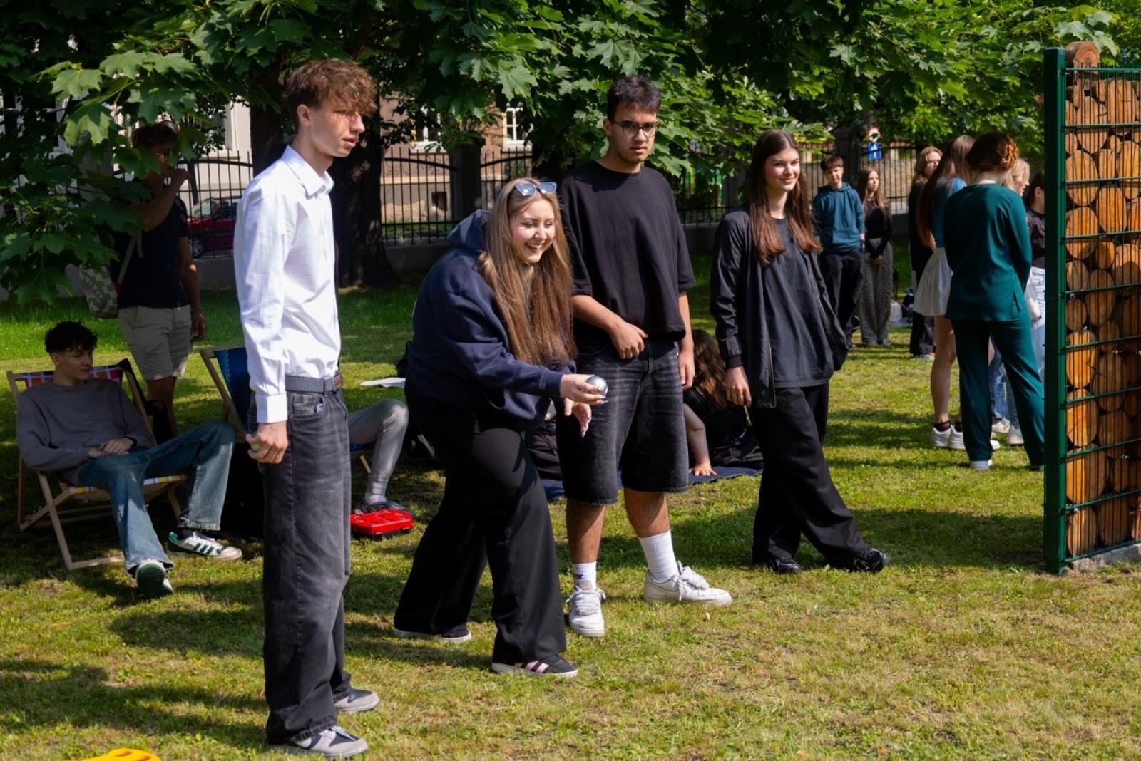Zdjęcie w galerii na portalu naszraciborz.pl: Baguette et pirouette – piknik frankofoński w ZSO nr 1 w Raciborzu wiadomości z regionu
