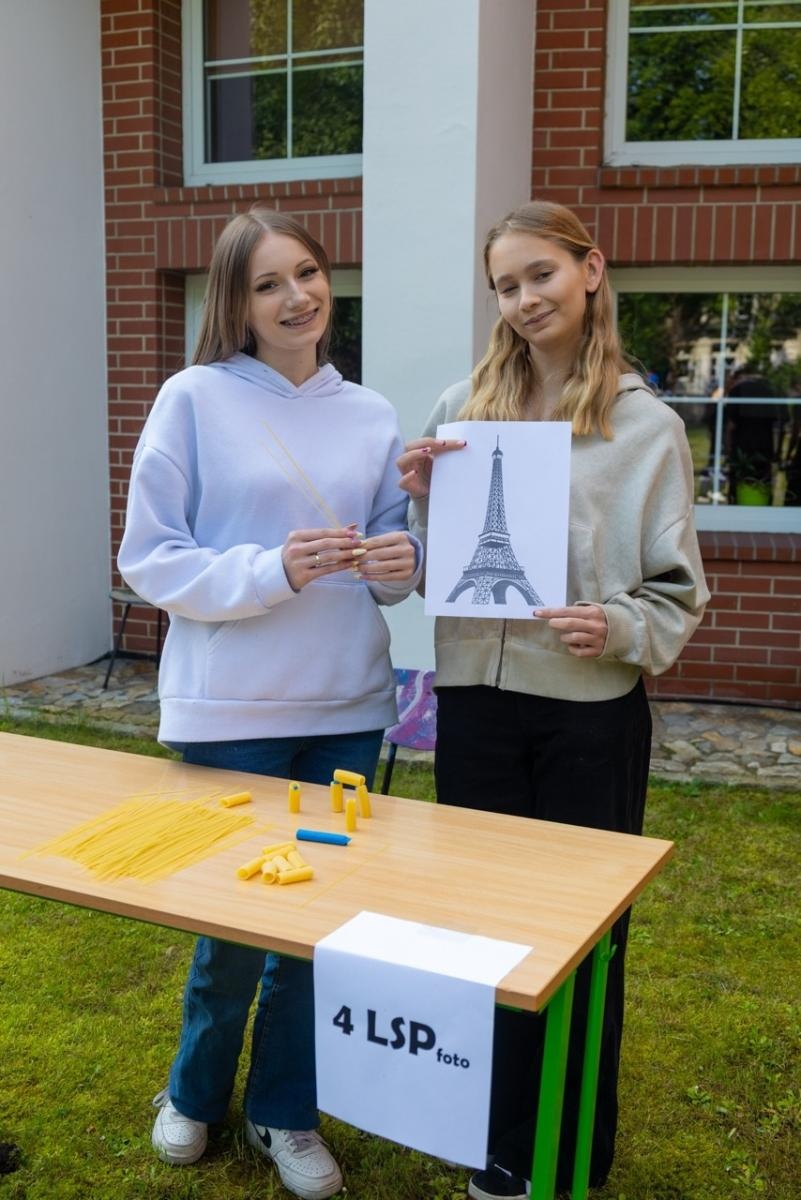 Zdjęcie w galerii na portalu naszraciborz.pl: Baguette et pirouette – piknik frankofoński w ZSO nr 1 w Raciborzu wiadomości z regionu