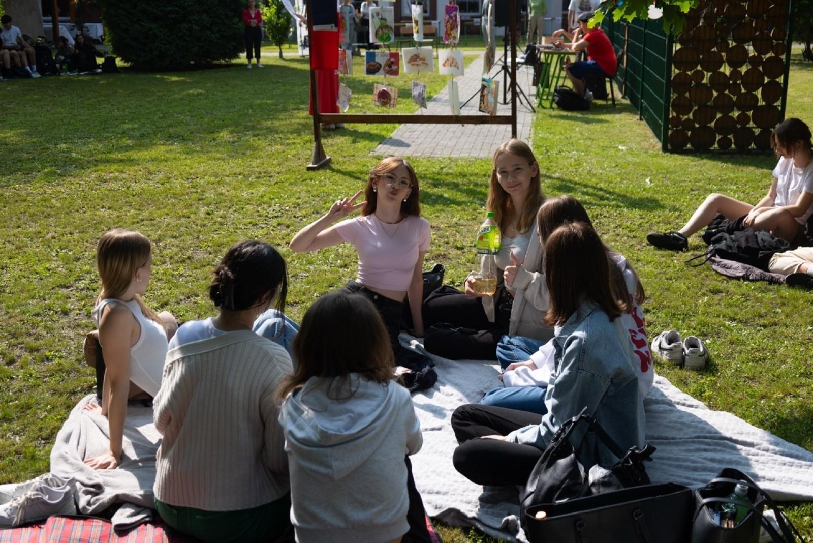 Zdjęcie w galerii na portalu naszraciborz.pl: Baguette et pirouette – piknik frankofoński w ZSO nr 1 w Raciborzu wiadomości z regionu
