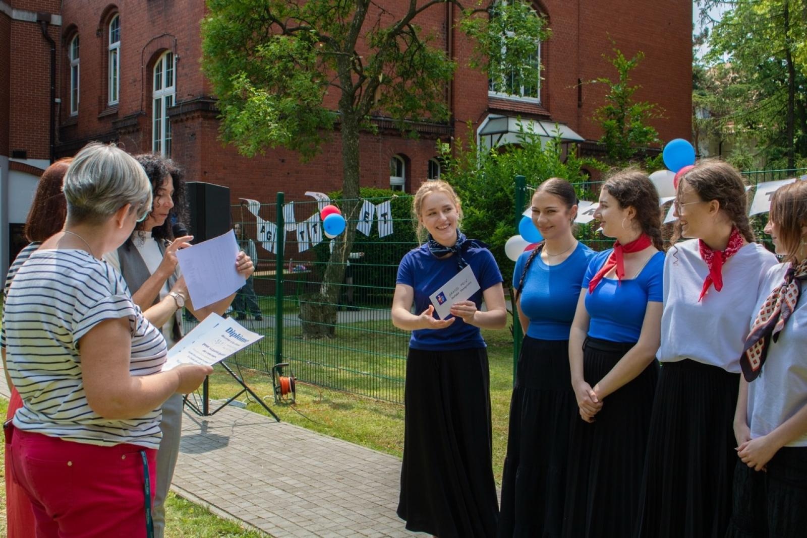 Zdjęcie w galerii na portalu naszraciborz.pl: Baguette et pirouette – piknik frankofoński w ZSO nr 1 w Raciborzu wiadomości z regionu