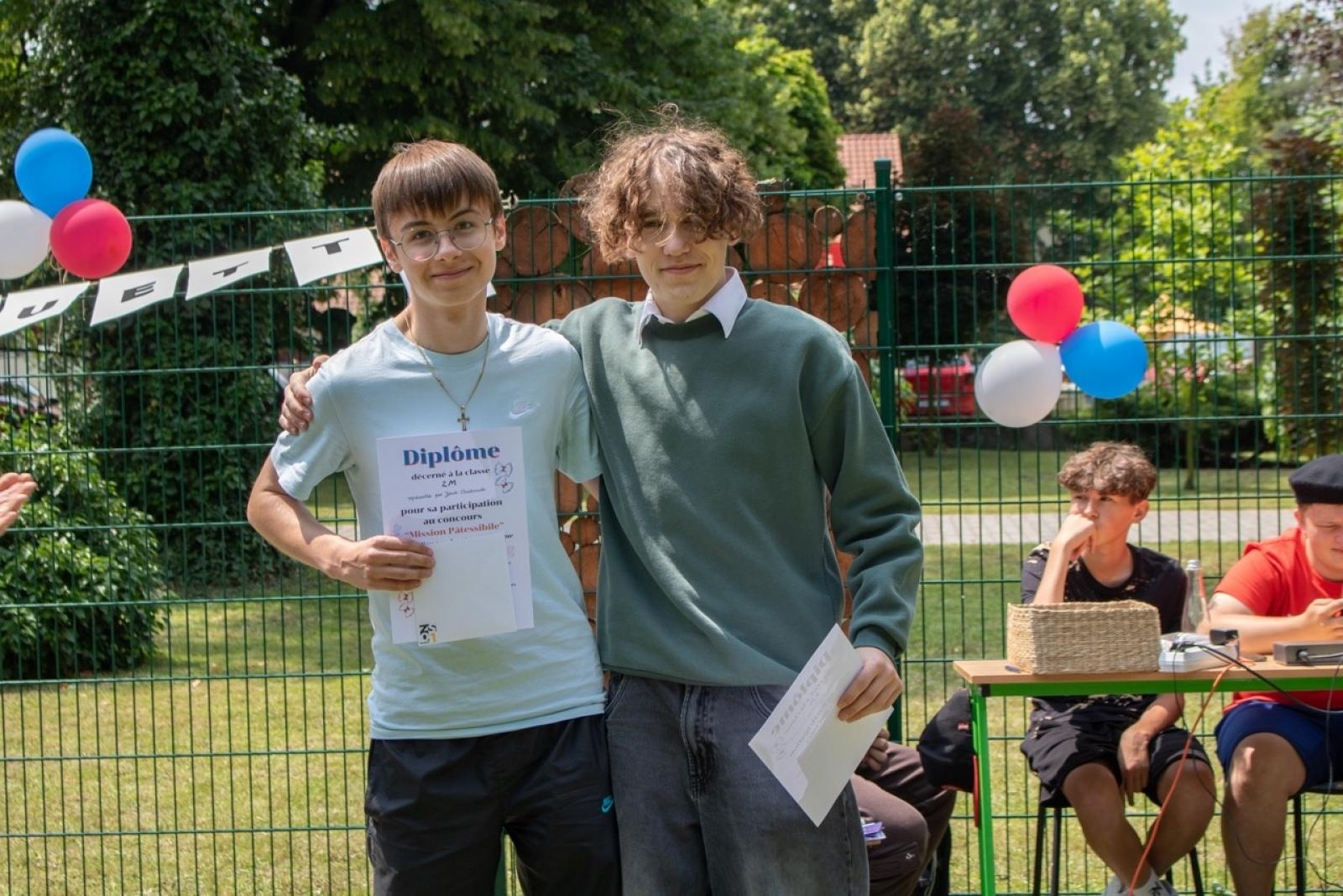 Zdjęcie w galerii na portalu naszraciborz.pl: Baguette et pirouette – piknik frankofoński w ZSO nr 1 w Raciborzu wiadomości z regionu