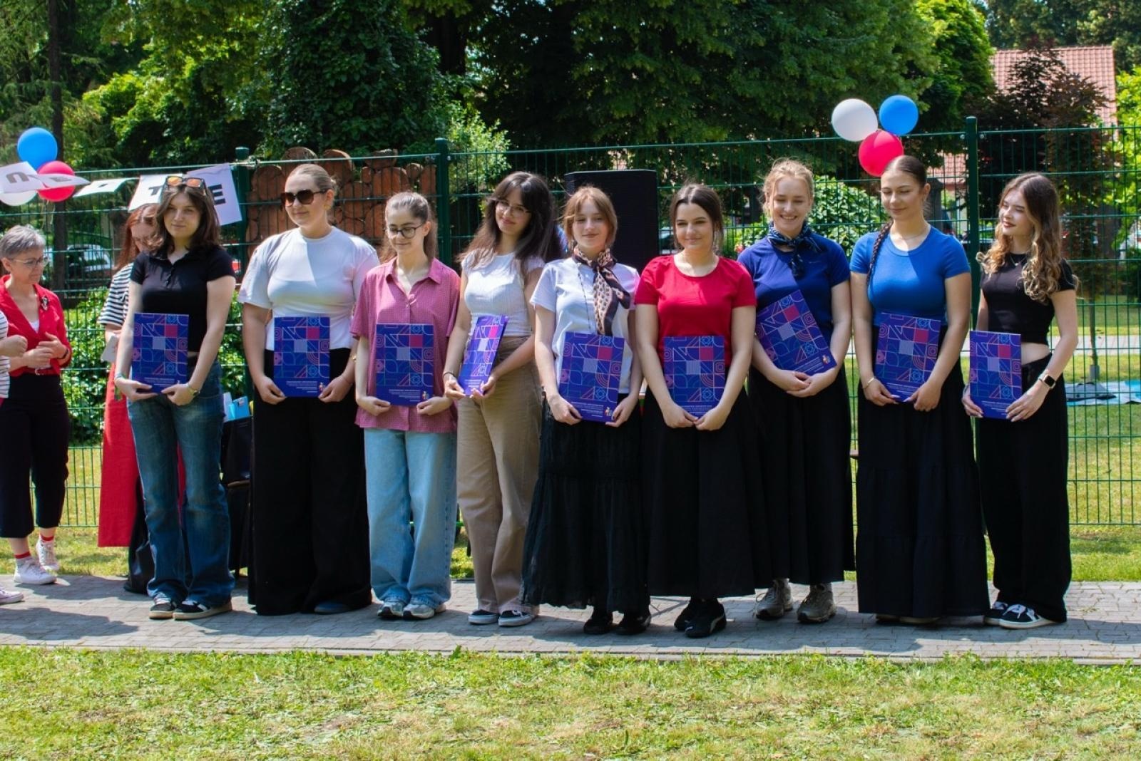 Zdjęcie w galerii na portalu naszraciborz.pl: Baguette et pirouette – piknik frankofoński w ZSO nr 1 w Raciborzu wiadomości z regionu