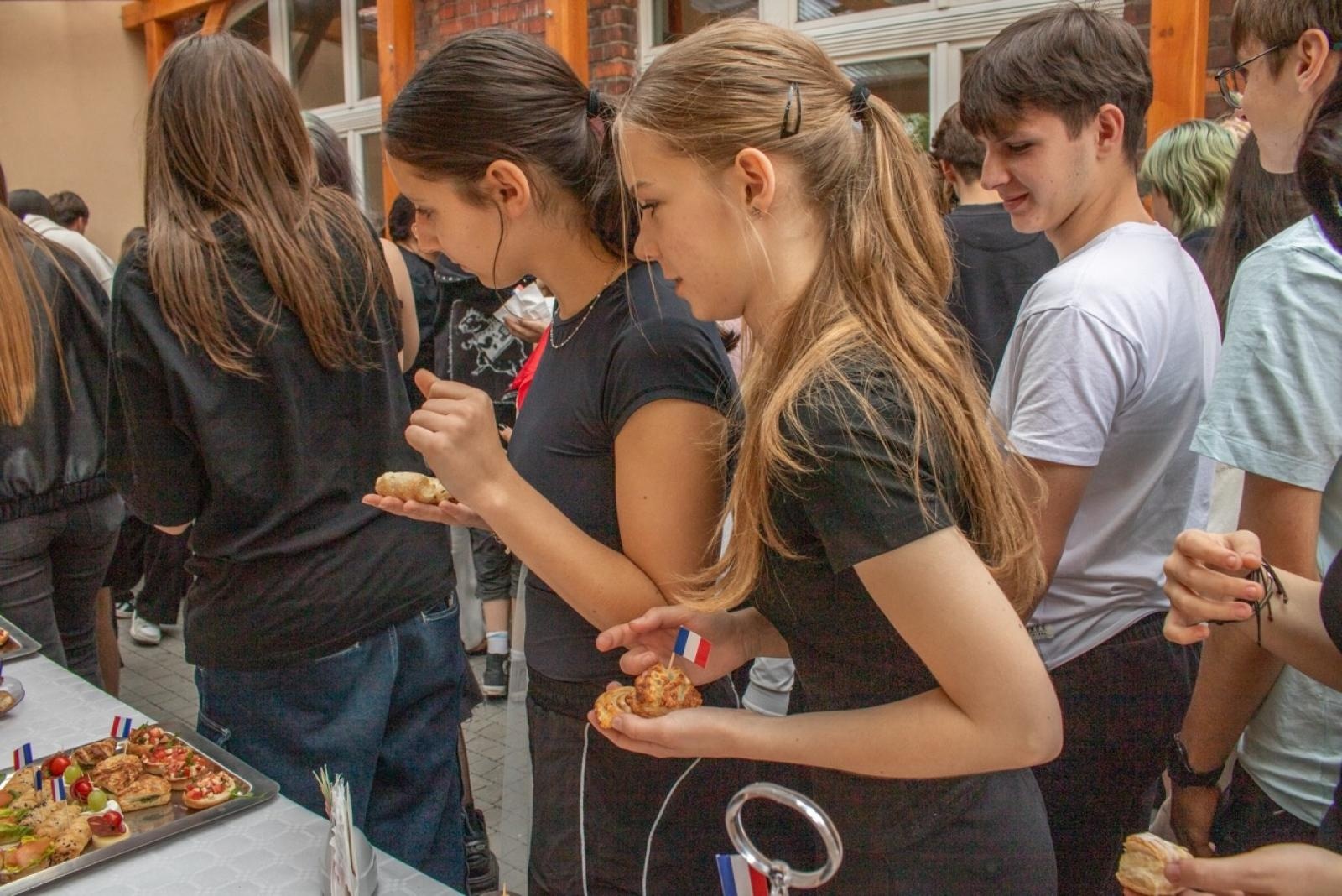 Zdjęcie w galerii na portalu naszraciborz.pl: Baguette et pirouette – piknik frankofoński w ZSO nr 1 w Raciborzu wiadomości z regionu