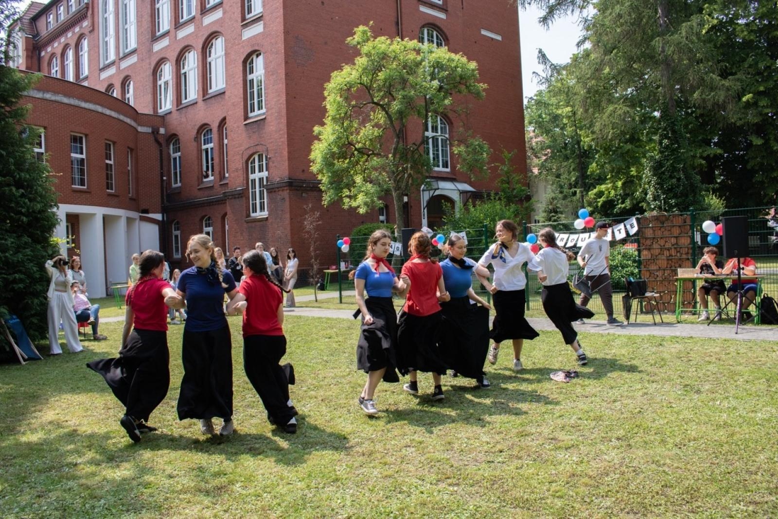 Zdjęcie w galerii na portalu naszraciborz.pl: Baguette et pirouette – piknik frankofoński w ZSO nr 1 w Raciborzu wiadomości z regionu