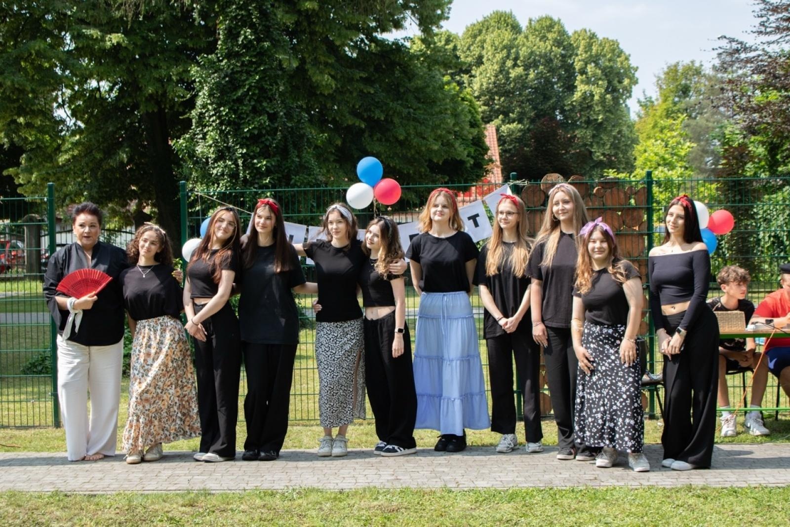 Zdjęcie w galerii na portalu naszraciborz.pl: Baguette et pirouette – piknik frankofoński w ZSO nr 1 w Raciborzu wiadomości z regionu