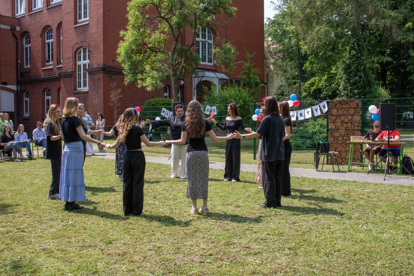 Zdjęcie w galerii na portalu naszraciborz.pl: Baguette et pirouette – piknik frankofoński w ZSO nr 1 w Raciborzu wiadomości z regionu