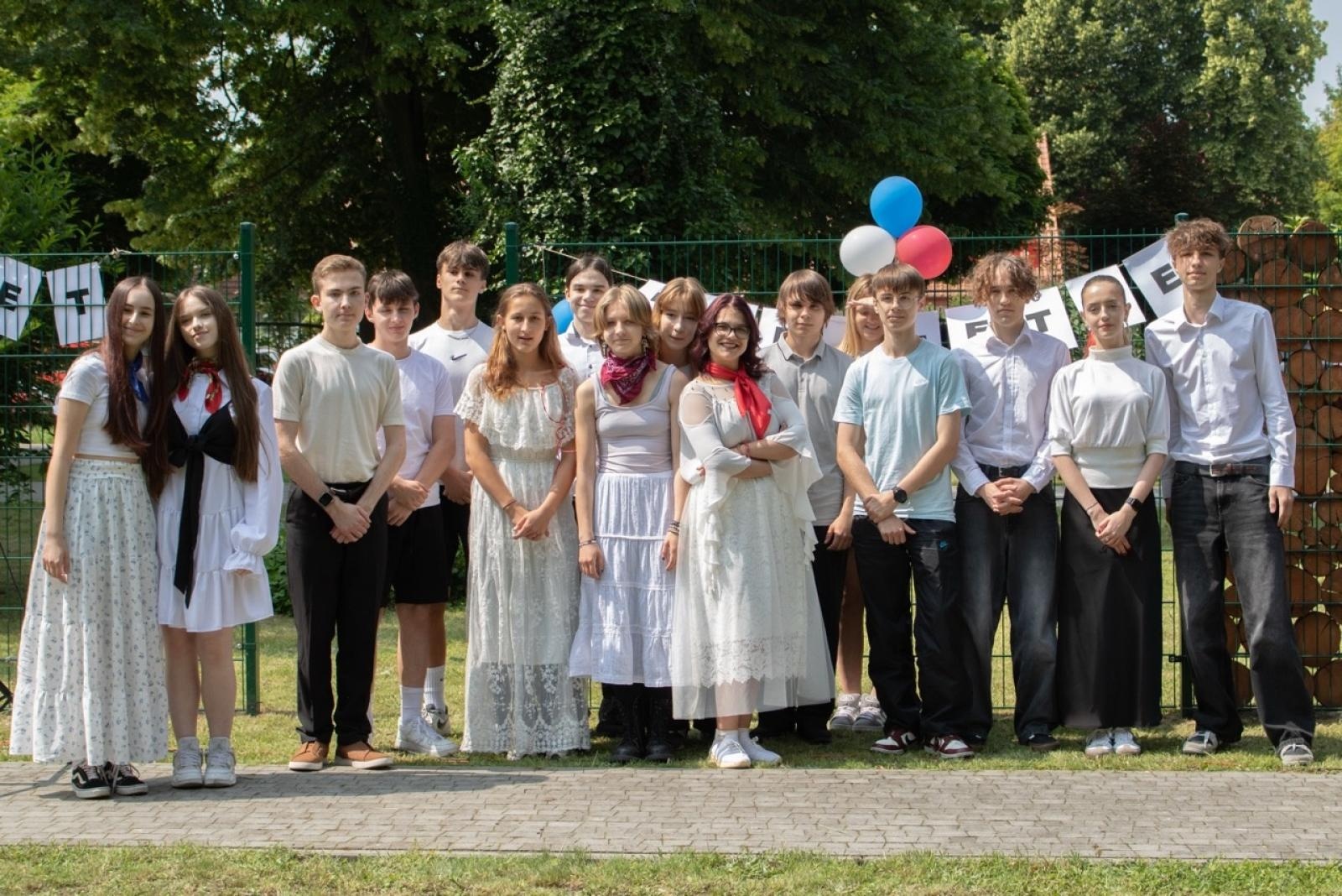 Zdjęcie w galerii na portalu naszraciborz.pl: Baguette et pirouette – piknik frankofoński w ZSO nr 1 w Raciborzu wiadomości z regionu