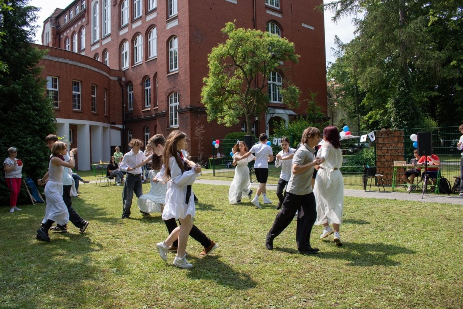 Zdjęcie w galerii na portalu naszraciborz.pl: Baguette et pirouette – piknik frankofoński w ZSO nr 1 w Raciborzu wiadomości z regionu